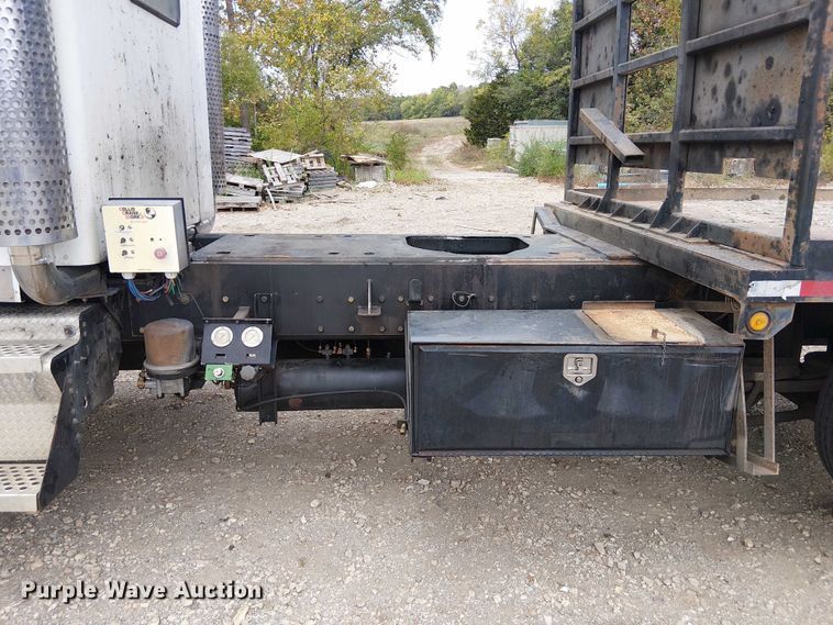 image for item DU3595 2004 Kenworth  T800 flatbed truck