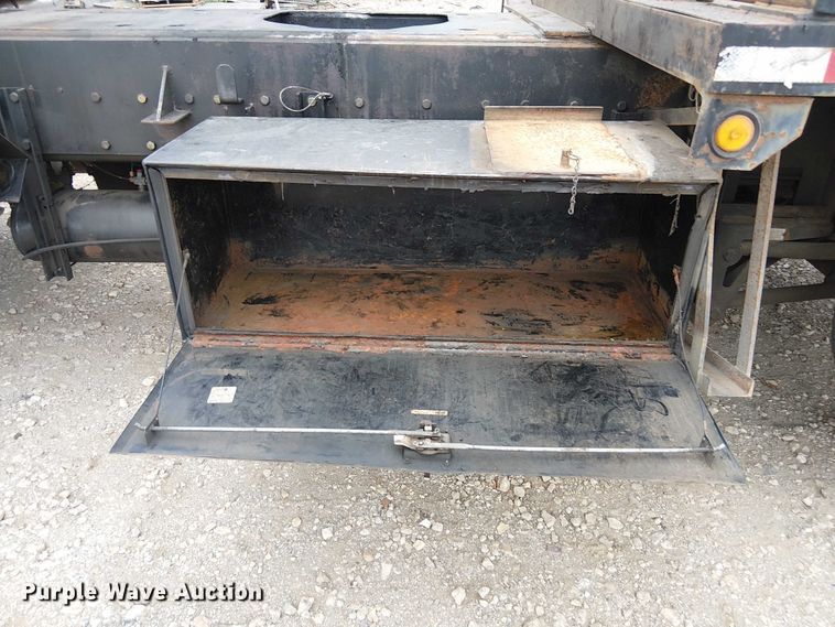 image for item DU3595 2004 Kenworth  T800 flatbed truck