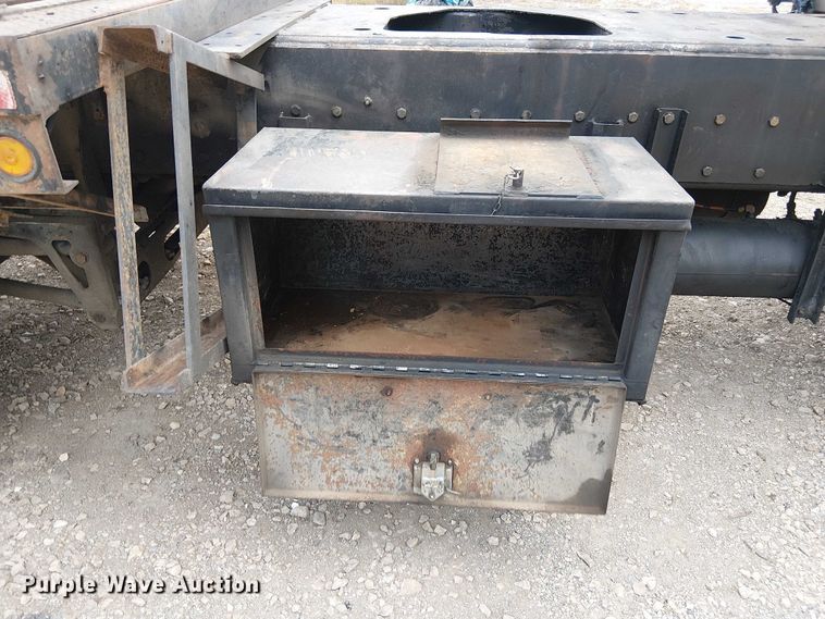 image for item DU3595 2004 Kenworth  T800 flatbed truck