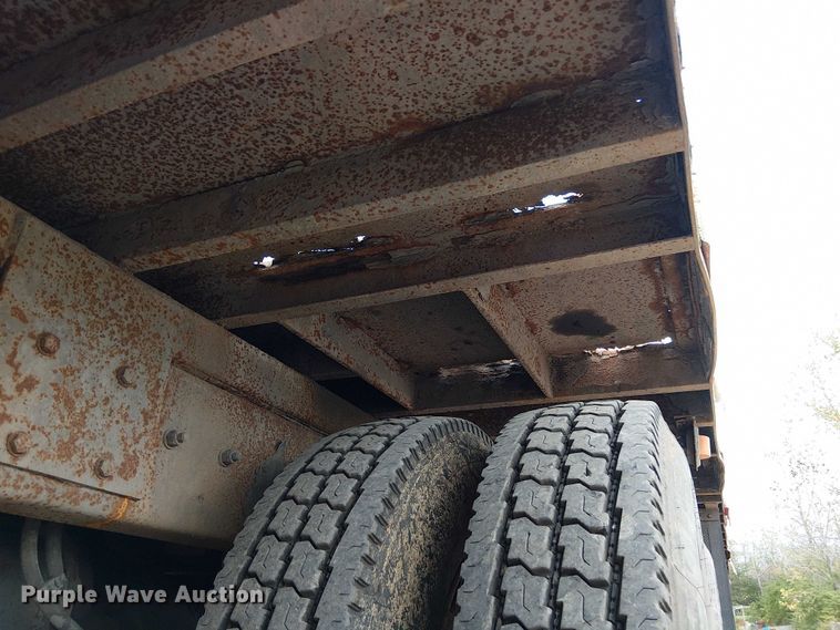 image for item DU3595 2004 Kenworth  T800 flatbed truck