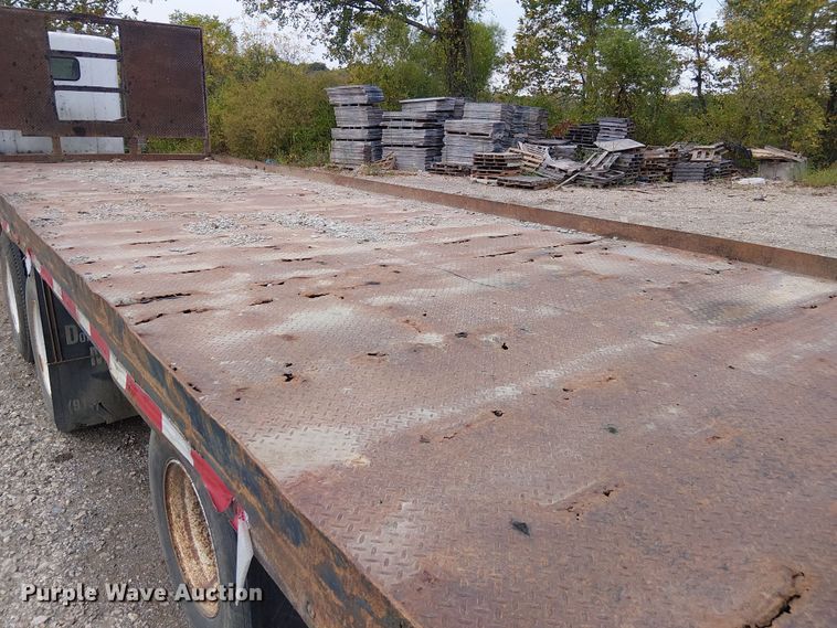 image for item DU3595 2004 Kenworth  T800 flatbed truck