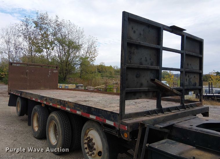 image for item DU3595 2004 Kenworth  T800 flatbed truck