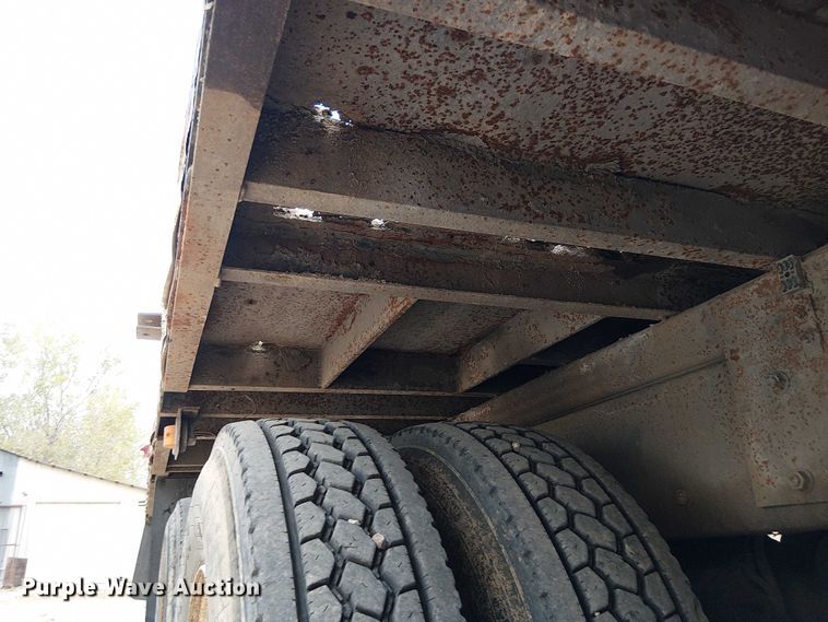 image for item DU3595 2004 Kenworth  T800 flatbed truck