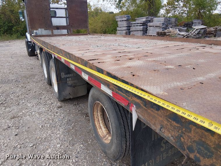 image for item DU3595 2004 Kenworth  T800 flatbed truck