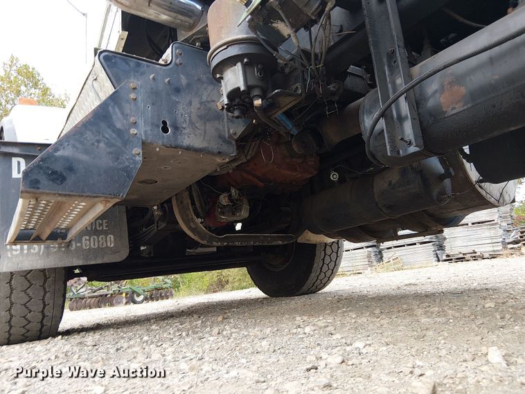 image for item DU3595 2004 Kenworth  T800 flatbed truck