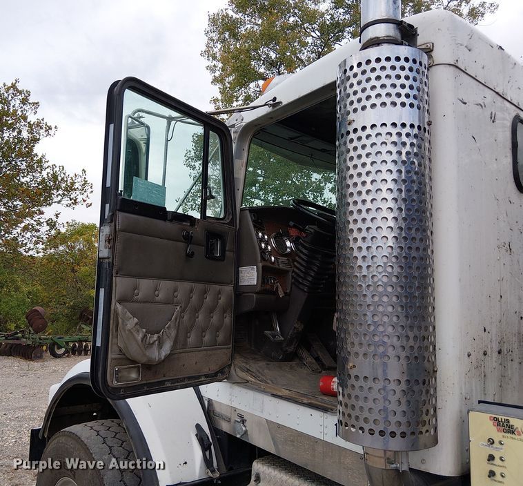 image for item DU3595 2004 Kenworth  T800 flatbed truck