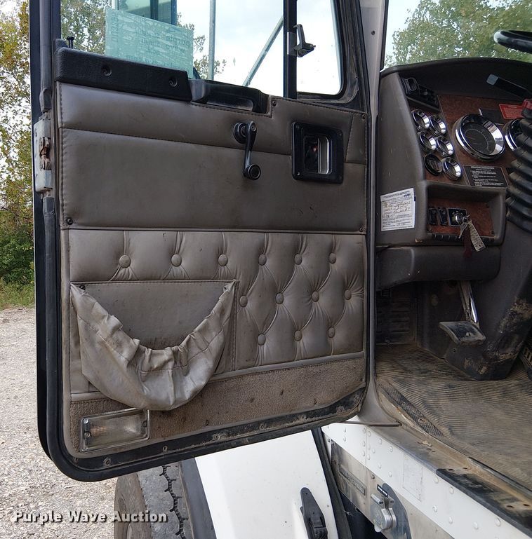 image for item DU3595 2004 Kenworth  T800 flatbed truck