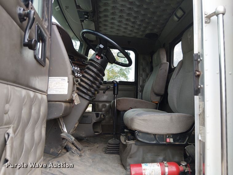 image for item DU3595 2004 Kenworth  T800 flatbed truck