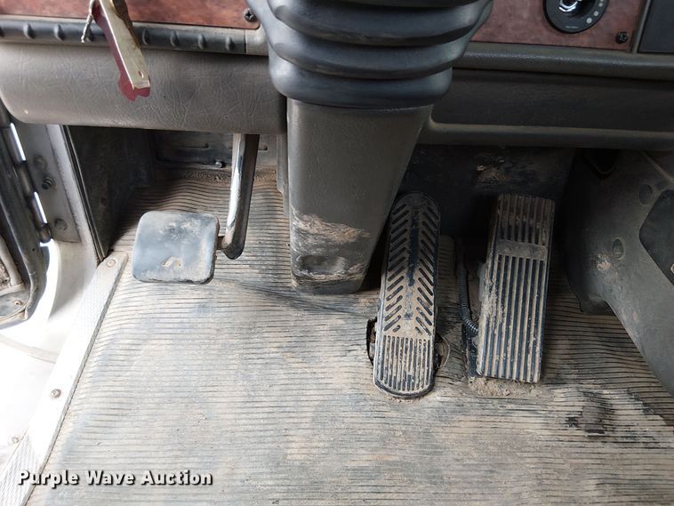 image for item DU3595 2004 Kenworth  T800 flatbed truck