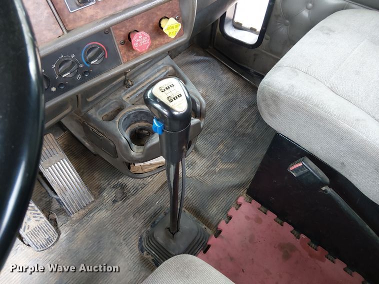 image for item DU3595 2004 Kenworth  T800 flatbed truck