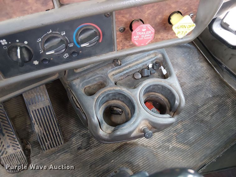 image for item DU3595 2004 Kenworth  T800 flatbed truck