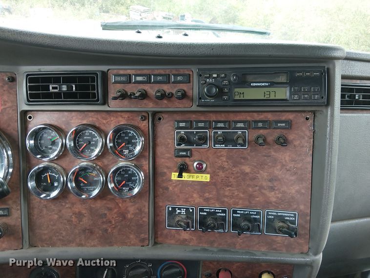 image for item DU3595 2004 Kenworth  T800 flatbed truck