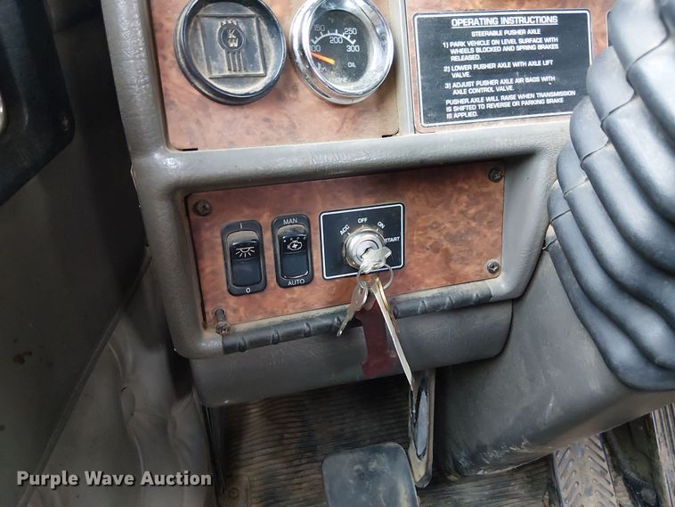 image for item DU3595 2004 Kenworth  T800 flatbed truck