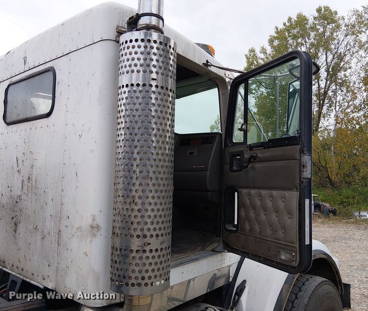 image for item DU3595 2004 Kenworth  T800 flatbed truck