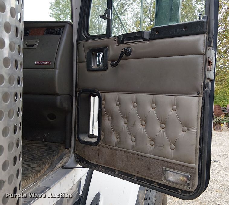 image for item DU3595 2004 Kenworth  T800 flatbed truck