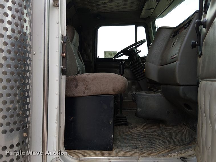 image for item DU3595 2004 Kenworth  T800 flatbed truck