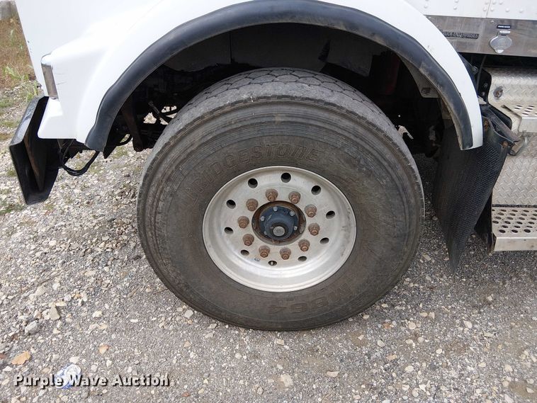 image for item DU3595 2004 Kenworth  T800 flatbed truck