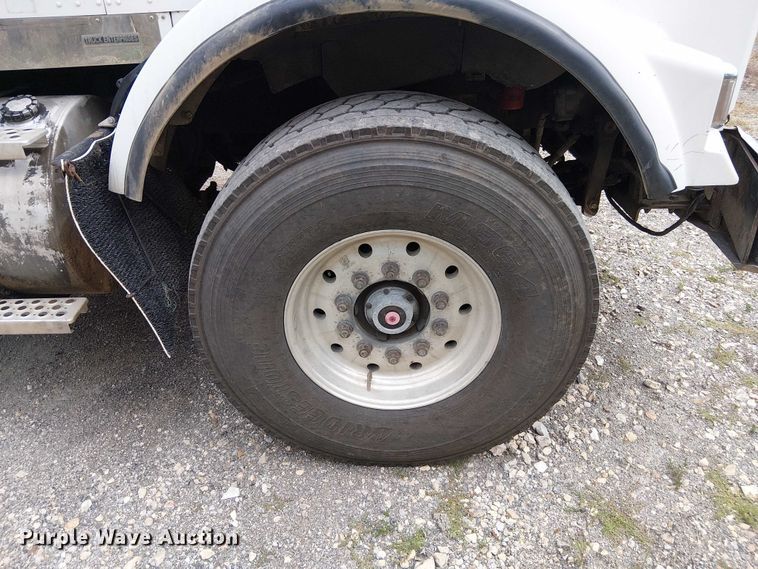 image for item DU3595 2004 Kenworth  T800 flatbed truck