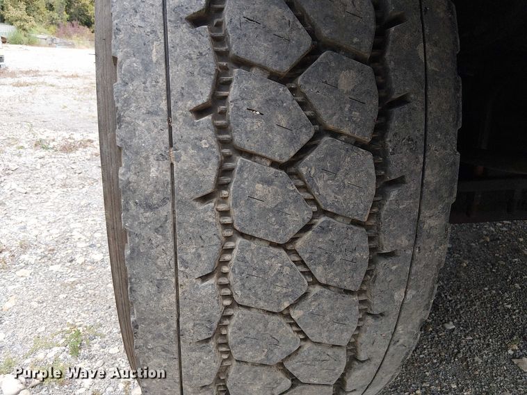 image for item DU3595 2004 Kenworth  T800 flatbed truck