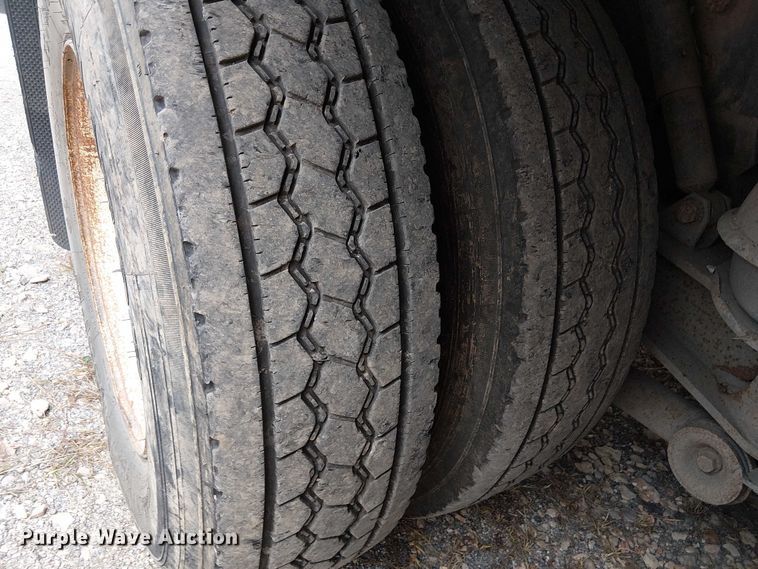 image for item DU3595 2004 Kenworth  T800 flatbed truck