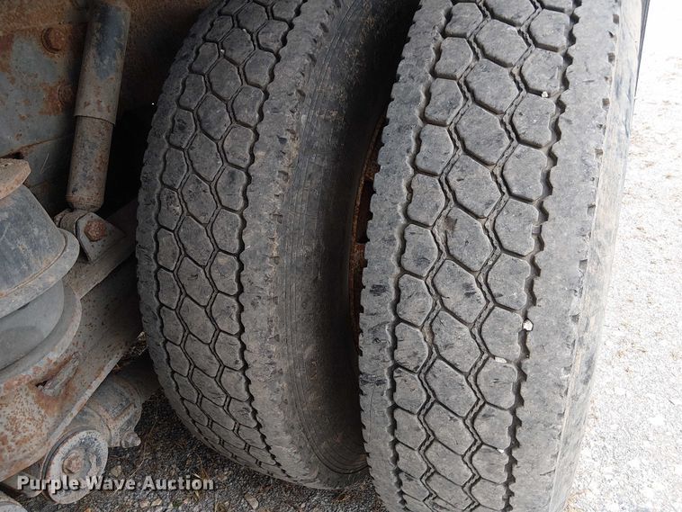 image for item DU3595 2004 Kenworth  T800 flatbed truck