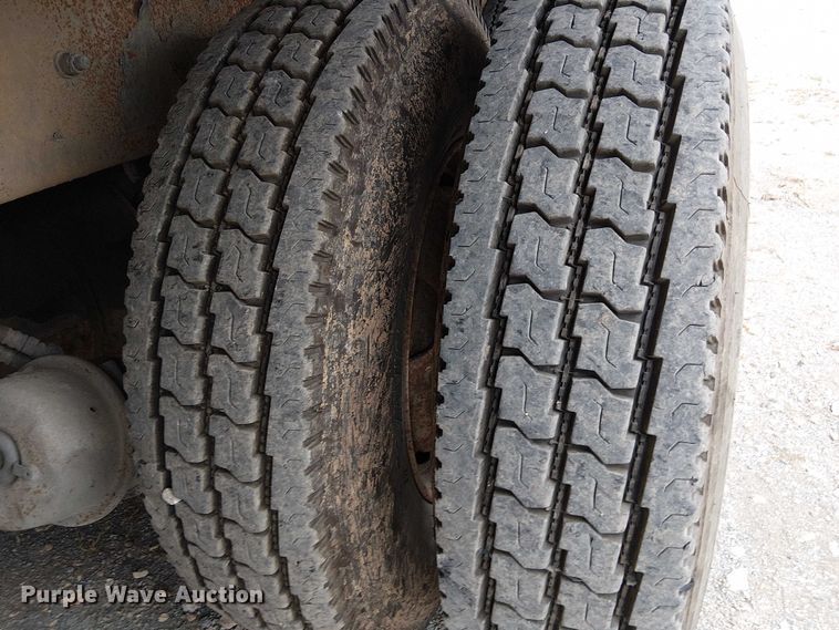 image for item DU3595 2004 Kenworth  T800 flatbed truck