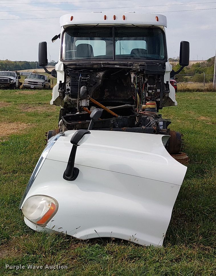 image for item DU3634 2012 Freightliner Cascadia semi truck