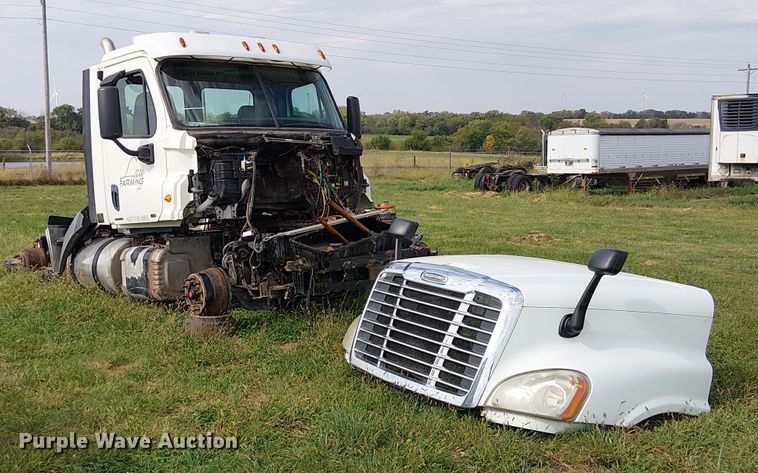 image for item DU3634 2012 Freightliner Cascadia semi truck
