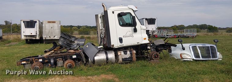 image for item DU3634 2012 Freightliner Cascadia semi truck