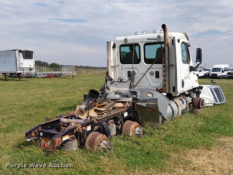 image for item DU3634 2012 Freightliner Cascadia semi truck