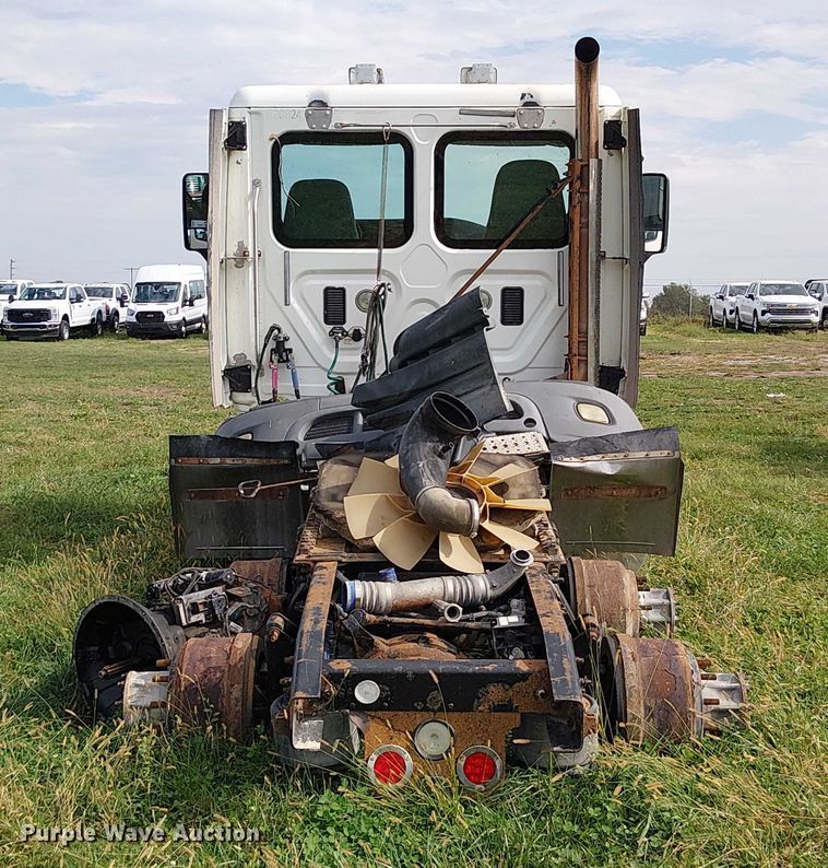 image for item DU3634 2012 Freightliner Cascadia semi truck