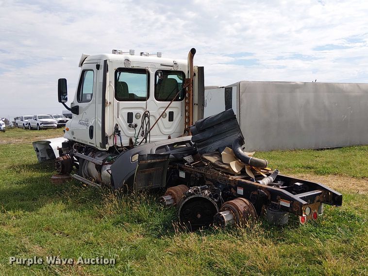 image for item DU3634 2012 Freightliner Cascadia semi truck