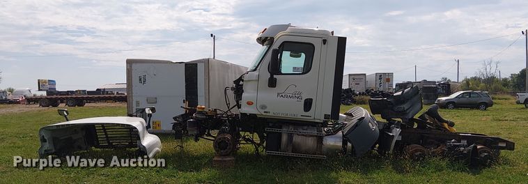 image for item DU3634 2012 Freightliner Cascadia semi truck