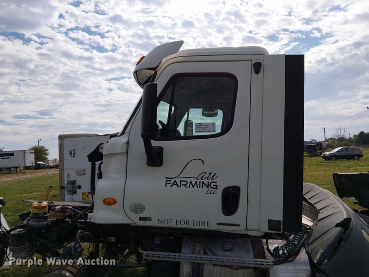 image for item DU3634 2012 Freightliner Cascadia semi truck