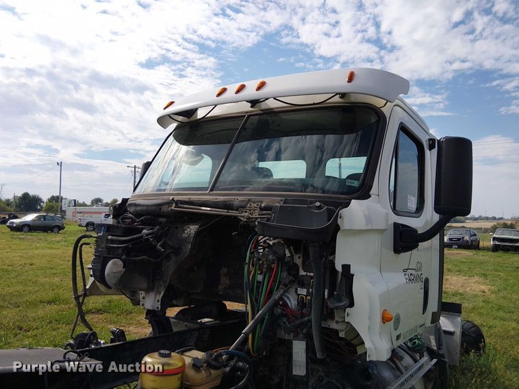 image for item DU3634 2012 Freightliner Cascadia semi truck