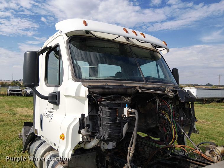 image for item DU3634 2012 Freightliner Cascadia semi truck