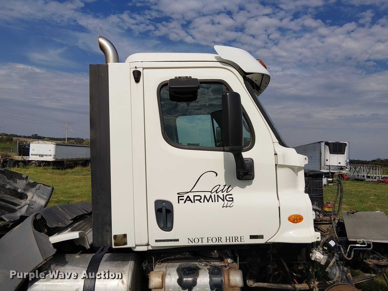 image for item DU3634 2012 Freightliner Cascadia semi truck