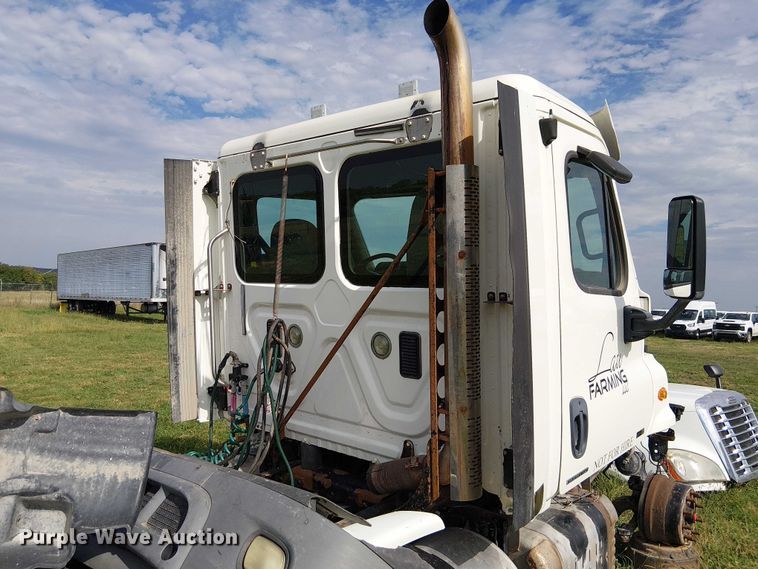 image for item DU3634 2012 Freightliner Cascadia semi truck