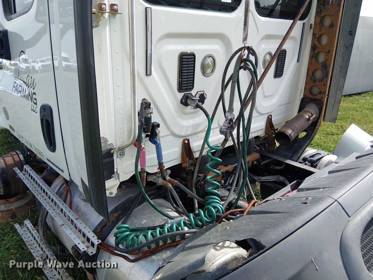 image for item DU3634 2012 Freightliner Cascadia semi truck