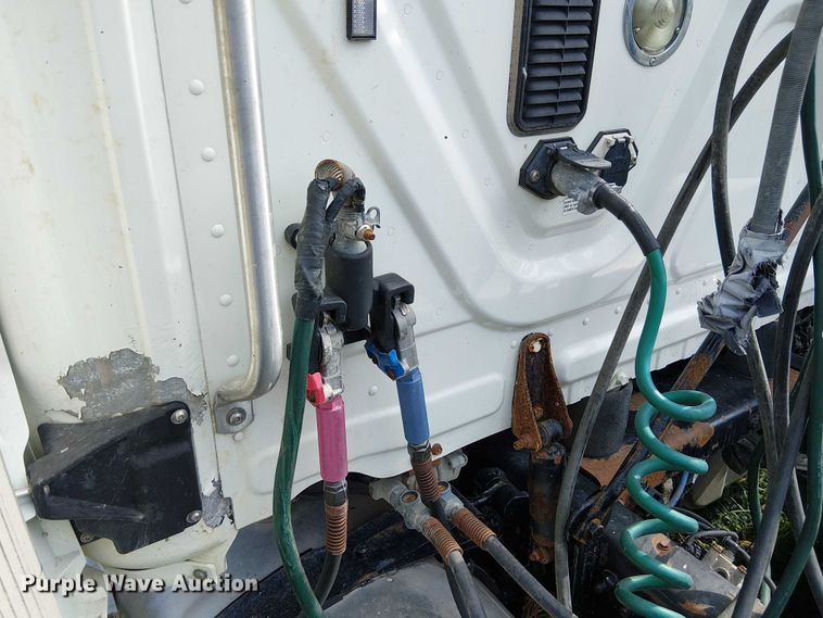 image for item DU3634 2012 Freightliner Cascadia semi truck