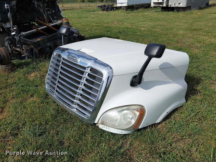 image for item DU3634 2012 Freightliner Cascadia semi truck