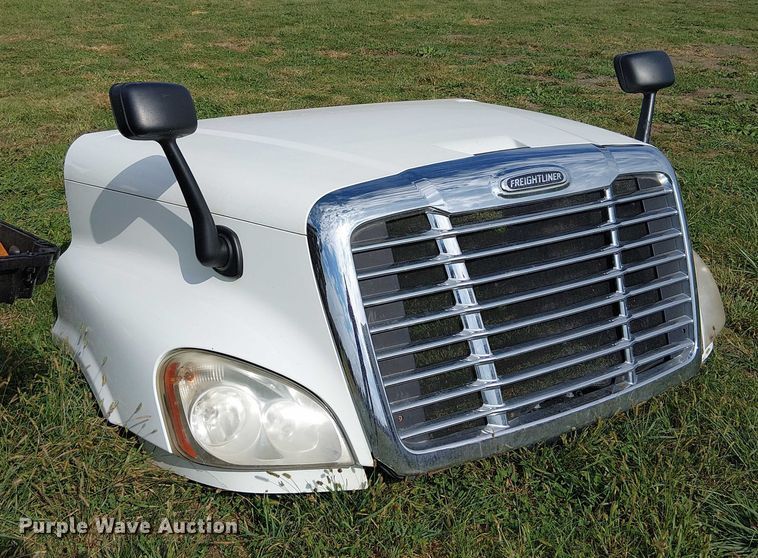 image for item DU3634 2012 Freightliner Cascadia semi truck