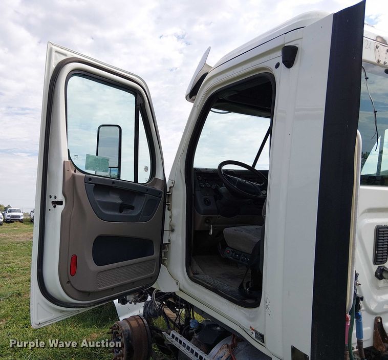 image for item DU3634 2012 Freightliner Cascadia semi truck