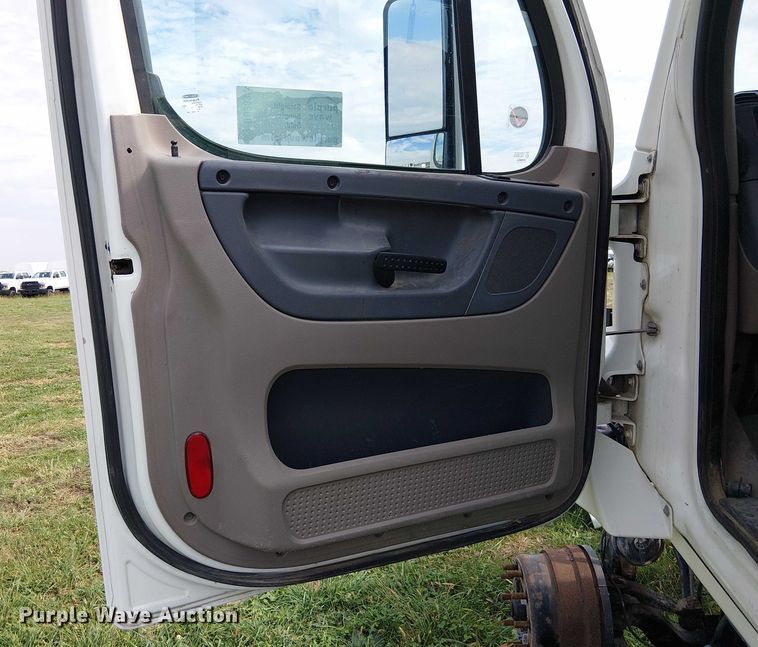 image for item DU3634 2012 Freightliner Cascadia semi truck