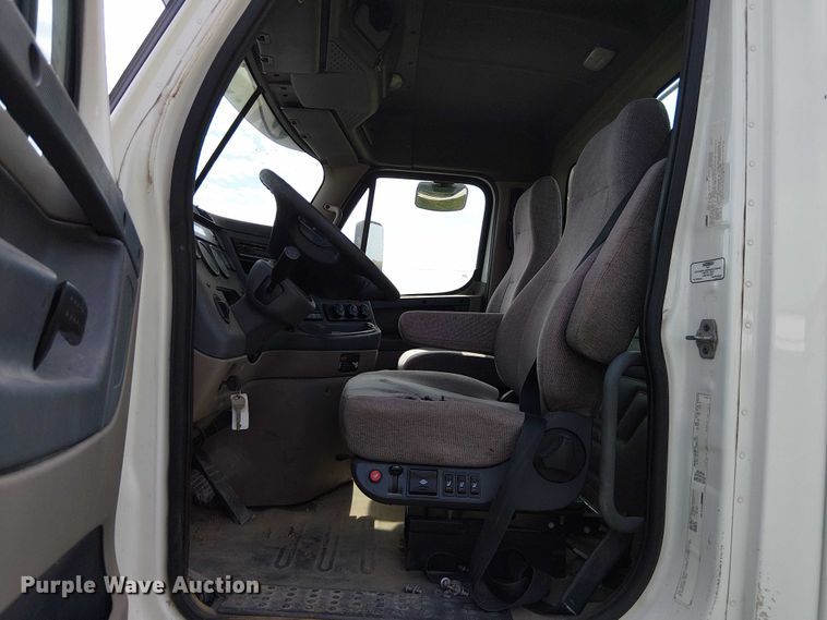 image for item DU3634 2012 Freightliner Cascadia semi truck