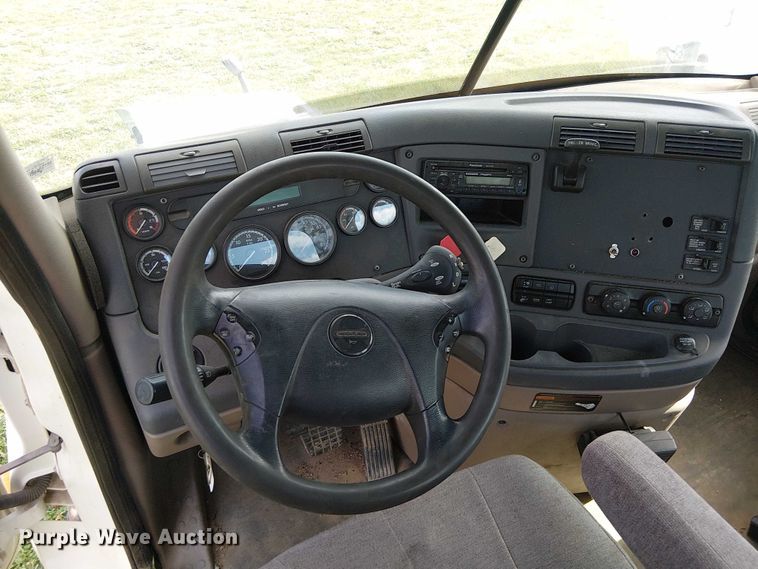 image for item DU3634 2012 Freightliner Cascadia semi truck