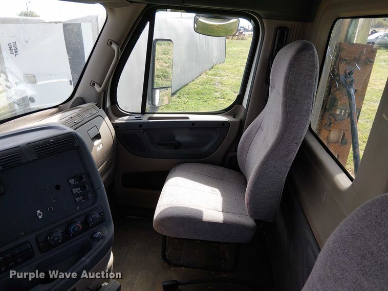 image for item DU3634 2012 Freightliner Cascadia semi truck