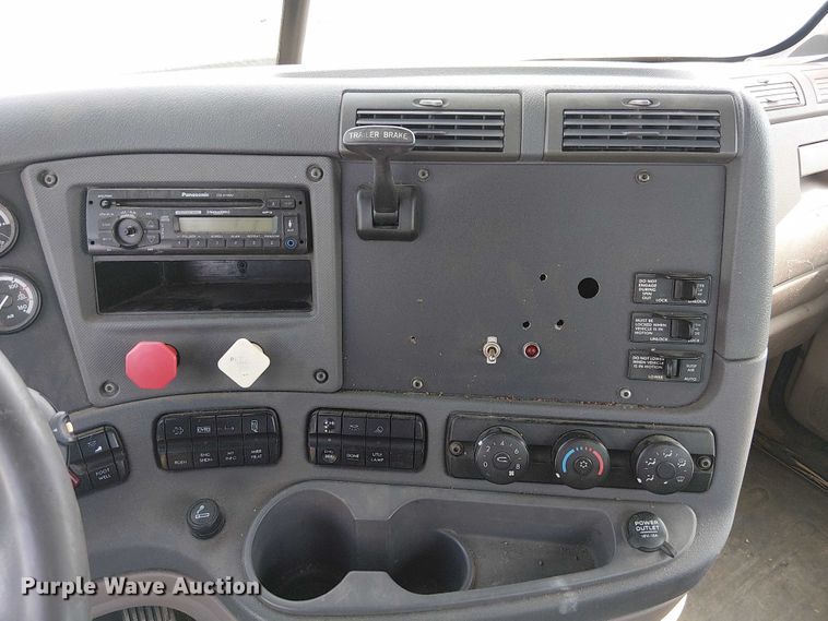 image for item DU3634 2012 Freightliner Cascadia semi truck