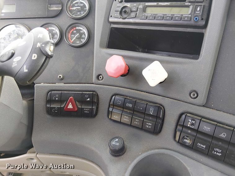 image for item DU3634 2012 Freightliner Cascadia semi truck