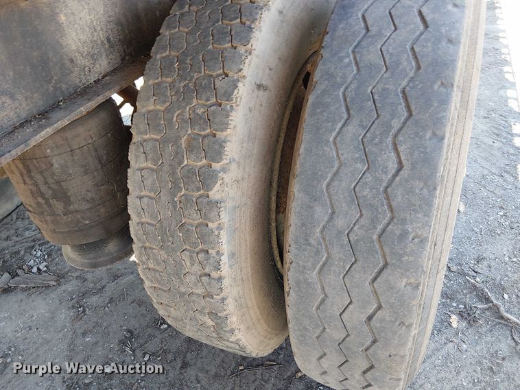 image for item DU3646 1986 Transcraft TL100K-48 flatbed trailer